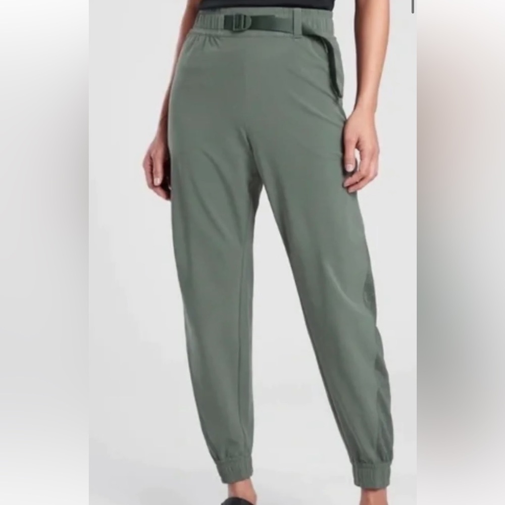 Athleta Quest Jogger / Green / size 6